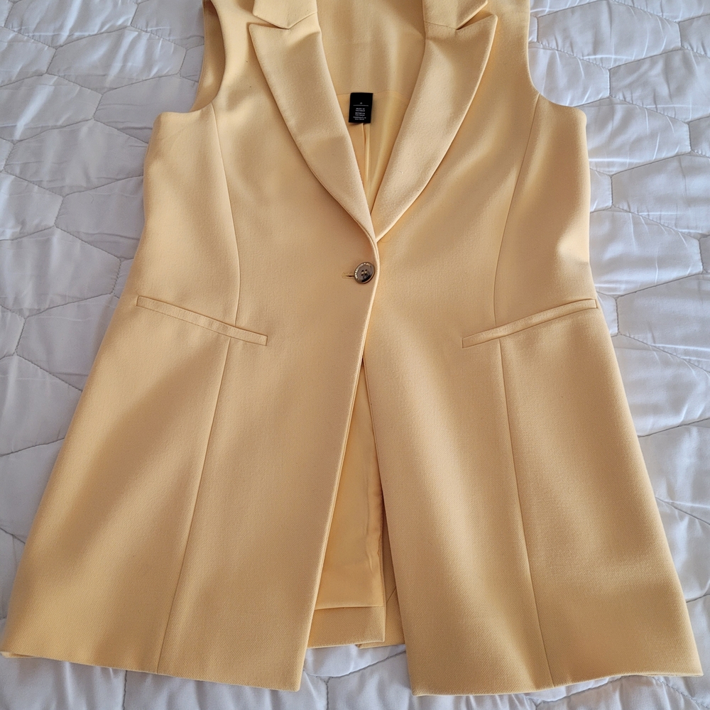 White House Black Market Pale Yellow Sleeveless Notch-Lapel Vest